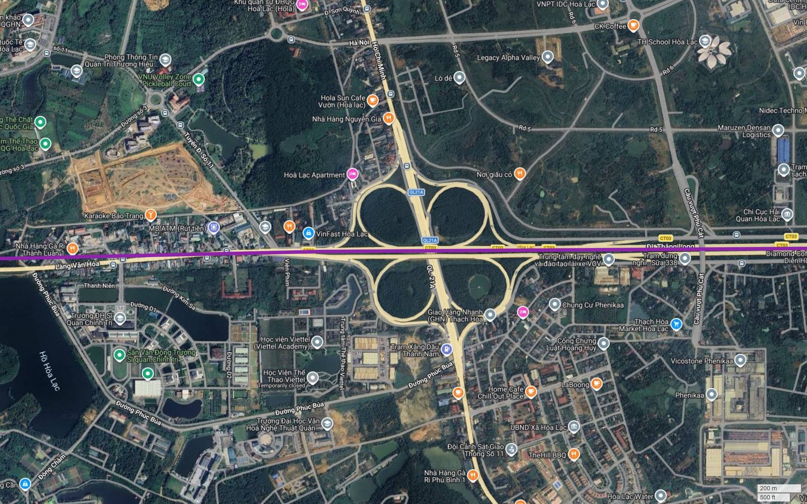 Nút giao hoa thị giữa Đại lộ Thăng Long với Quốc lộ 21A và đường Hồ Chí Minh tại Hòa Lạc, nơi hành lang metro số 5 Hà Nội băng qua
