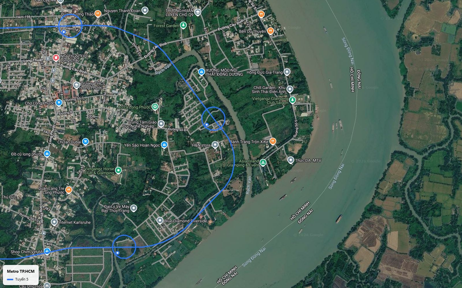 Nhìn từ trên tàu tuyến metro số 5 chạy dọc rạch Ván, khu chợ Long Phước ven sông Đồng Nai