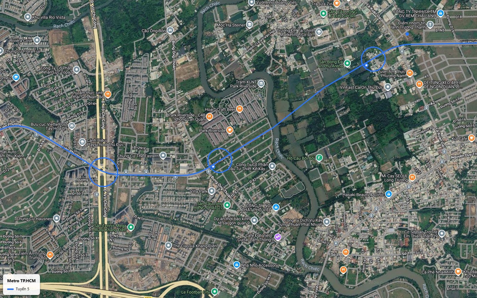 Nhìn từ trên tàu tuyến metro số 5 tại giao lộ Liên Phường và Võ Chí Công, khu Phú Hữu, rạch Chiếc