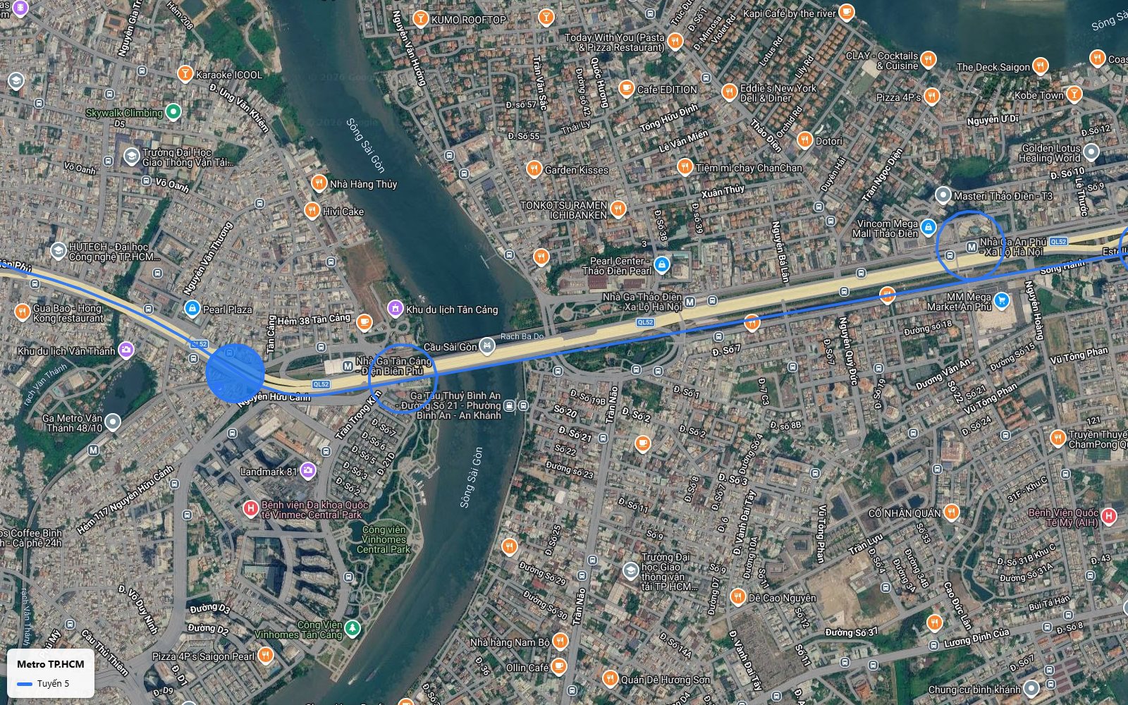Nhìn từ trên tàu tuyến metro số 5 vượt sông Sài Gòn theo hành lang cầu Sài Gòn, gần Landmark 81