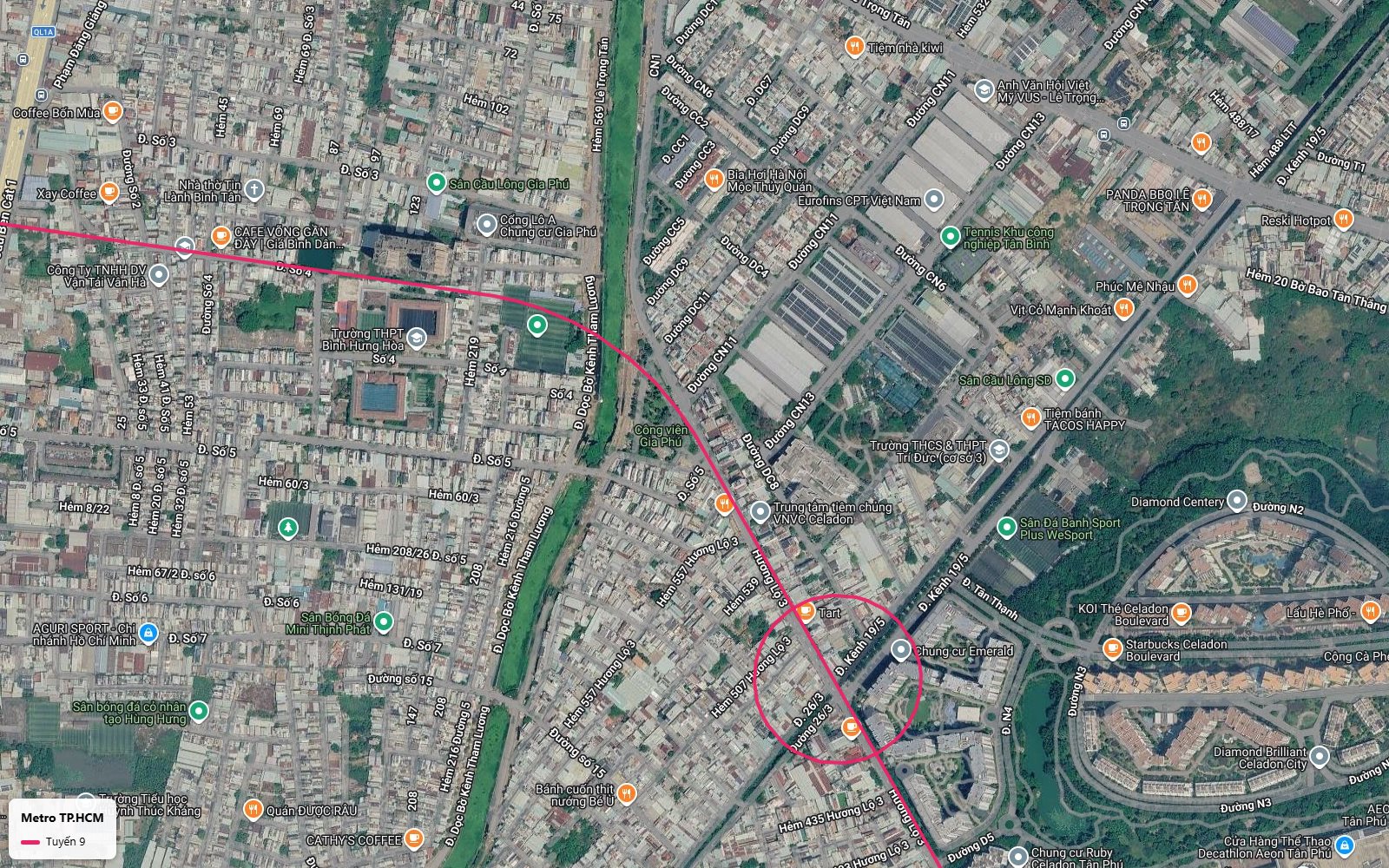 Nhìn từ trên tàu metro số 9 xuống ga giao Đường 26/3 và Kênh 19/5 gần chung cư Emerald và KCN Tân Bình