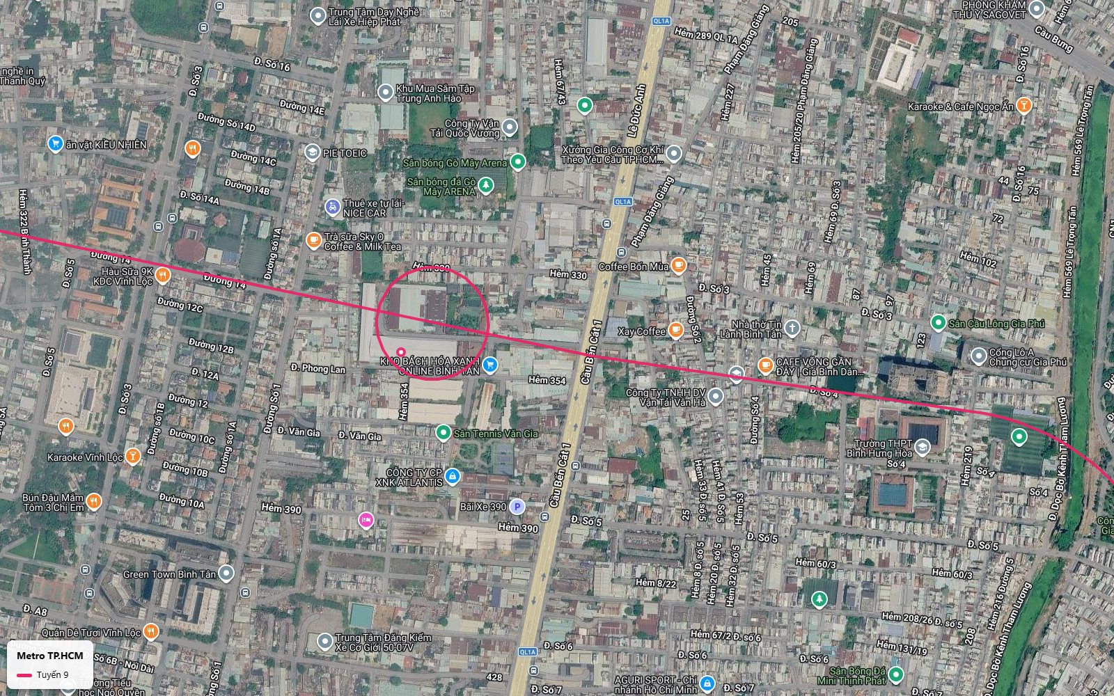 Nhìn từ trên tàu metro số 9 xuống điểm vượt Quốc lộ 1 tại khu Gò Mây và cầu Bến Cát 1 quận Bình Tân