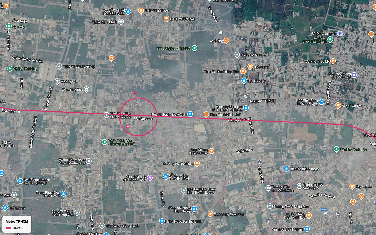 Nhìn từ trên tàu metro số 9 xuống đường Liên ấp 2-6 xã Vĩnh Lộc A với nhà ga gần hồ bơi Vĩnh Lộc